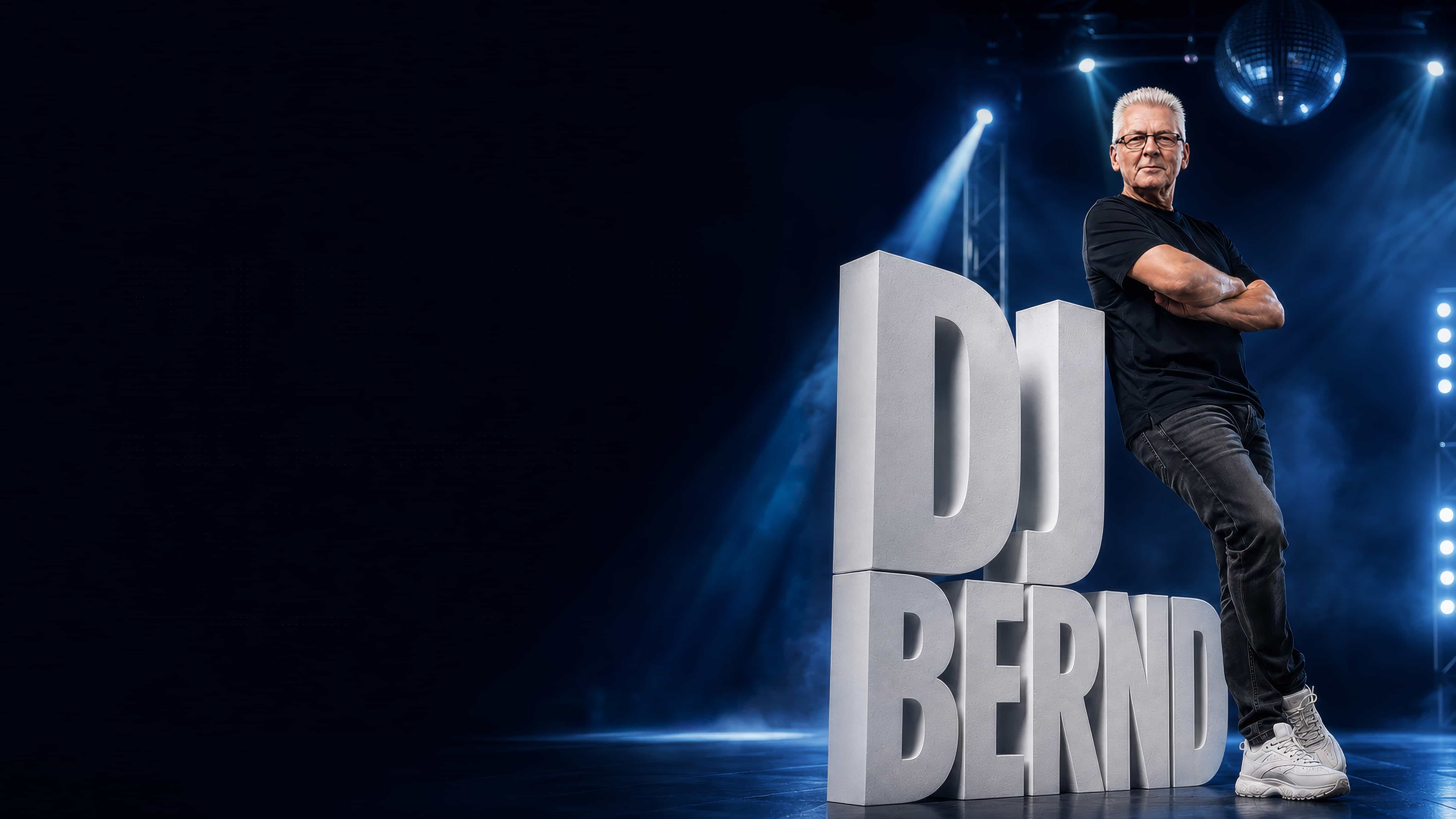 DJ Bernd mit großen 3D-Buchstaben DJ BERND auf dunkler Bühne mit blauem Licht